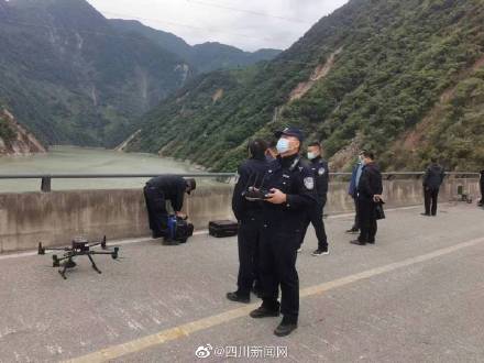 甘孜公安無人機(jī)在瀘定灣東發(fā)現(xiàn)兩名受困群眾